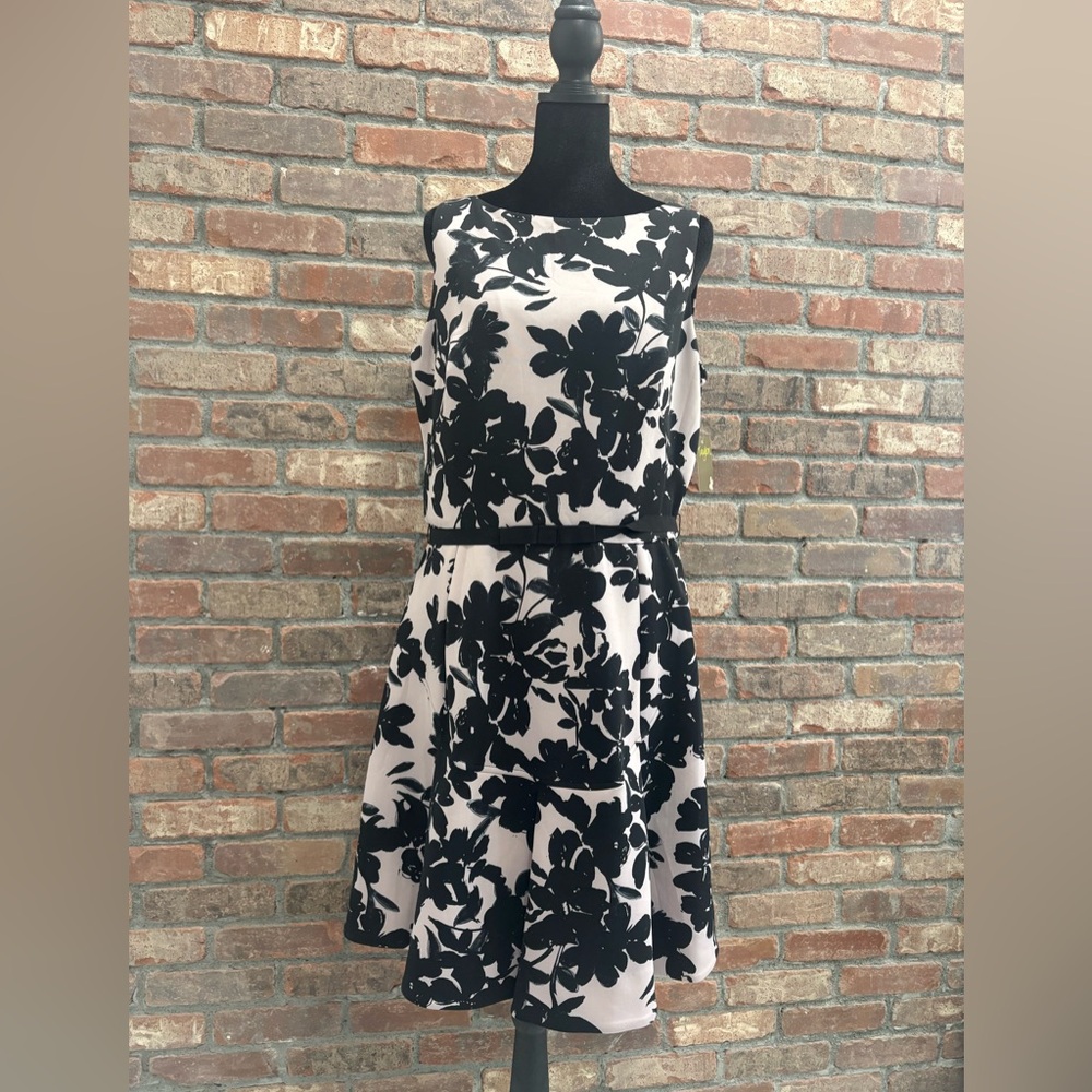 New with tags Taylor Black and lavender floral/Leaf Pattern Dress in size 14